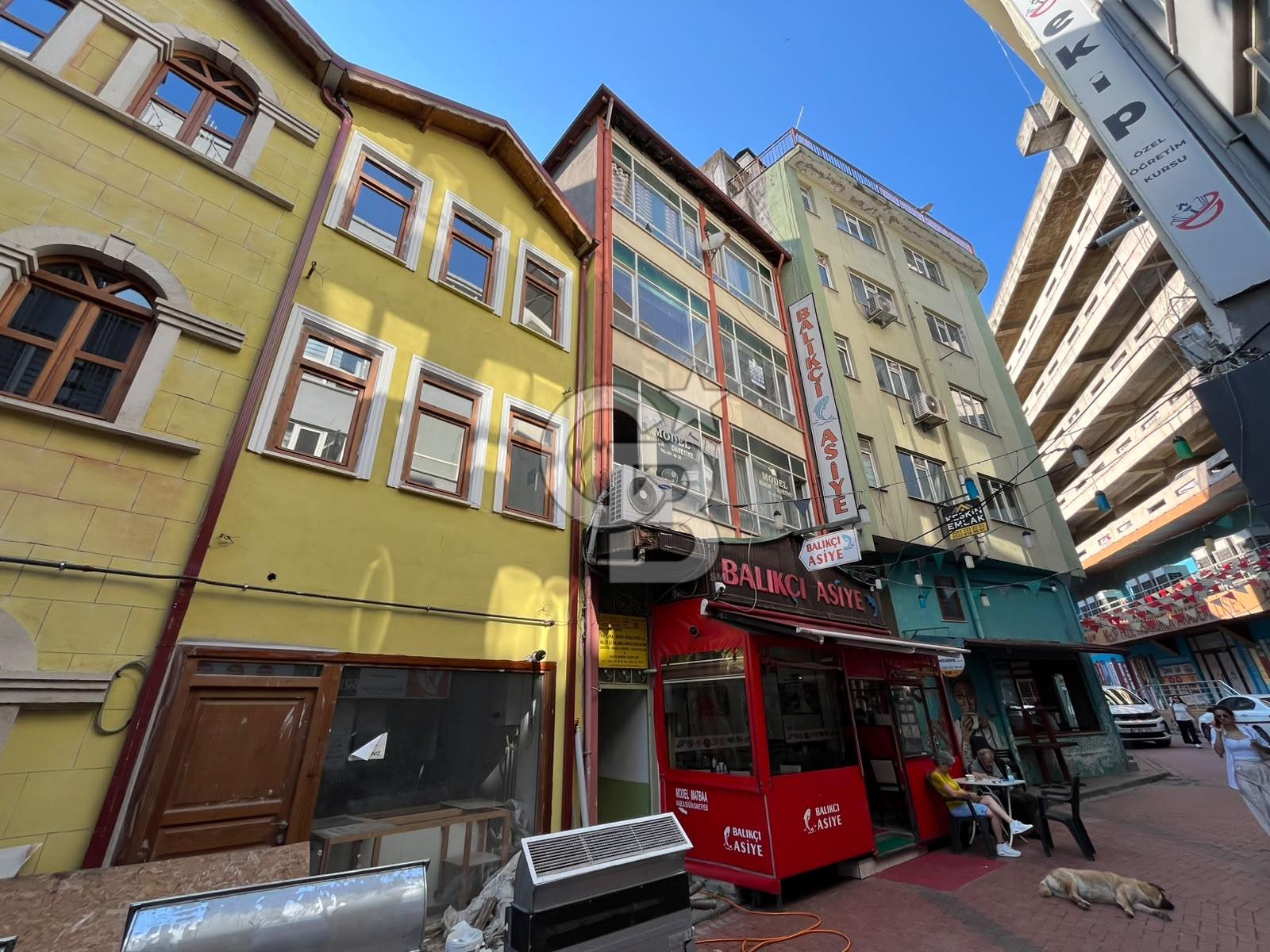 İZMİT ÇARŞI MERKEZ HALKEVİNDE KİRALIK 1+1 ARA KAT DAİRE