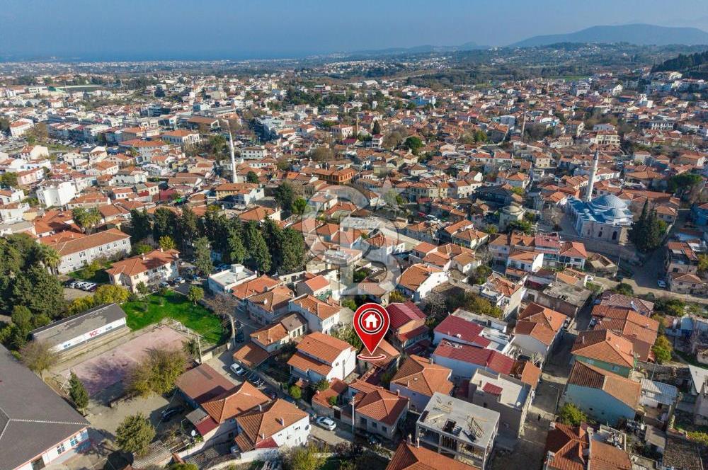 URLA SANAT SOKAĞINDA RENOVE EDİLMİŞ SATILIK TAŞ EV