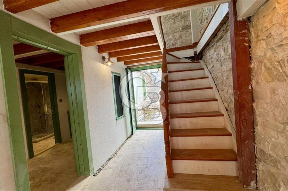 URLA SANAT SOKAĞINDA RENOVE EDİLMİŞ SATILIK TAŞ EV