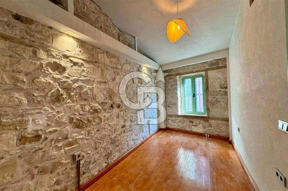 URLA SANAT SOKAĞINDA RENOVE EDİLMİŞ SATILIK TAŞ EV
