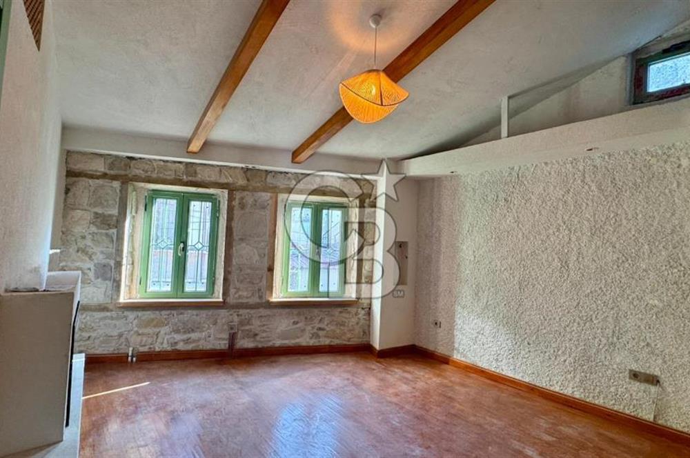 URLA SANAT SOKAĞINDA RENOVE EDİLMİŞ SATILIK TAŞ EV