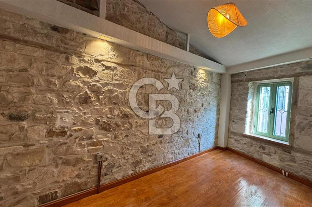 URLA SANAT SOKAĞINDA RENOVE EDİLMİŞ SATILIK TAŞ EV