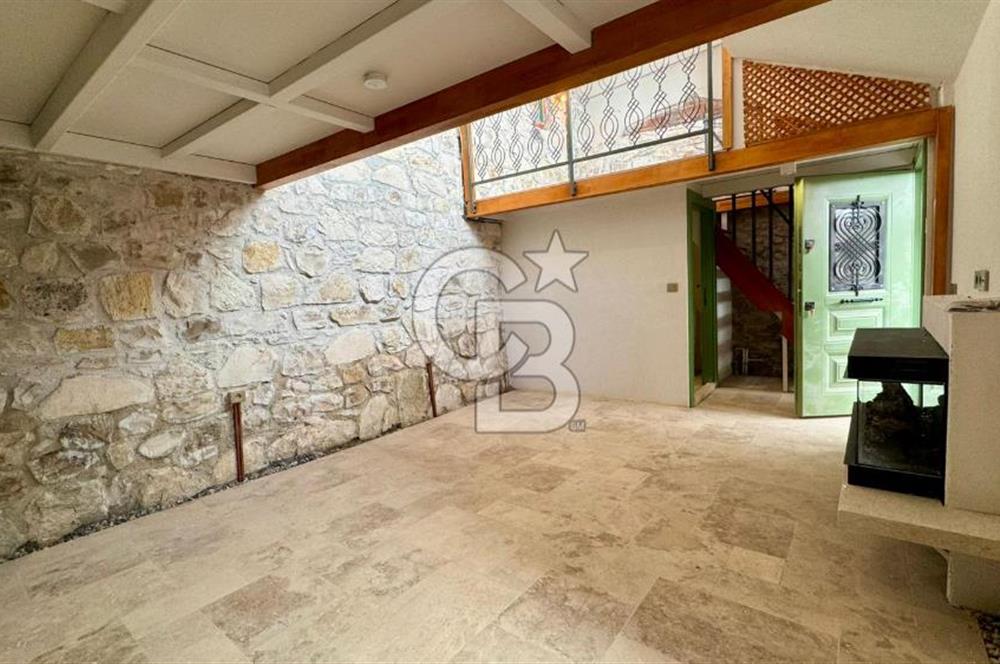 URLA SANAT SOKAĞINDA RENOVE EDİLMİŞ SATILIK TAŞ EV