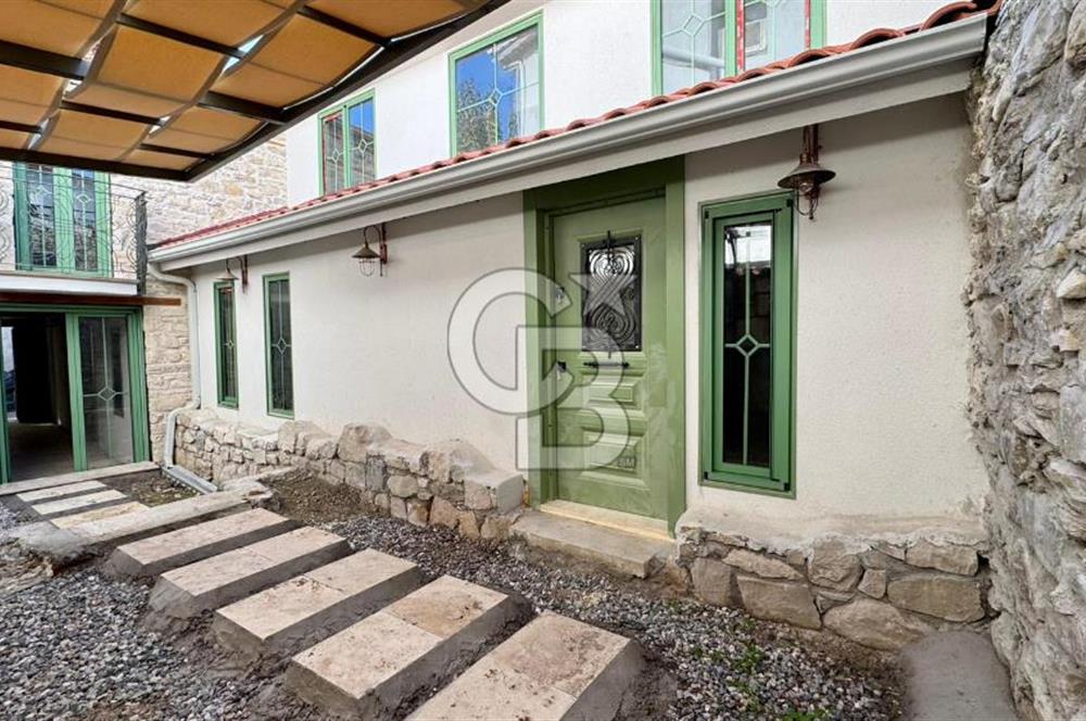 URLA SANAT SOKAĞINDA RENOVE EDİLMİŞ SATILIK TAŞ EV