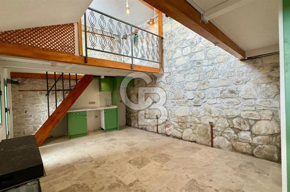 URLA SANAT SOKAĞINDA RENOVE EDİLMİŞ SATILIK TAŞ EV
