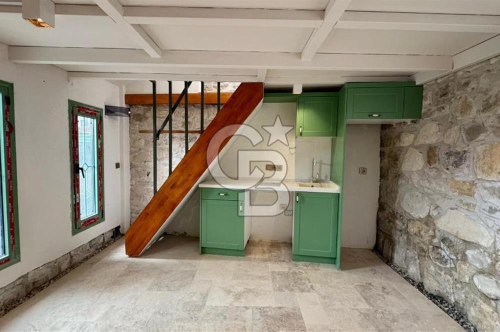 URLA SANAT SOKAĞINDA RENOVE EDİLMİŞ SATILIK TAŞ EV