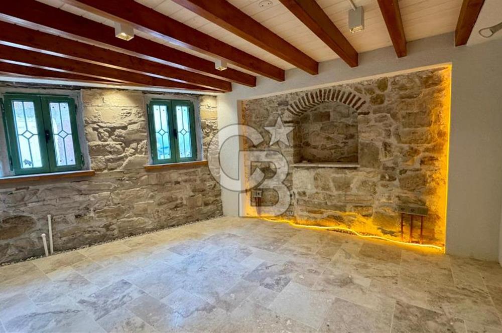 URLA SANAT SOKAĞINDA RENOVE EDİLMİŞ SATILIK TAŞ EV