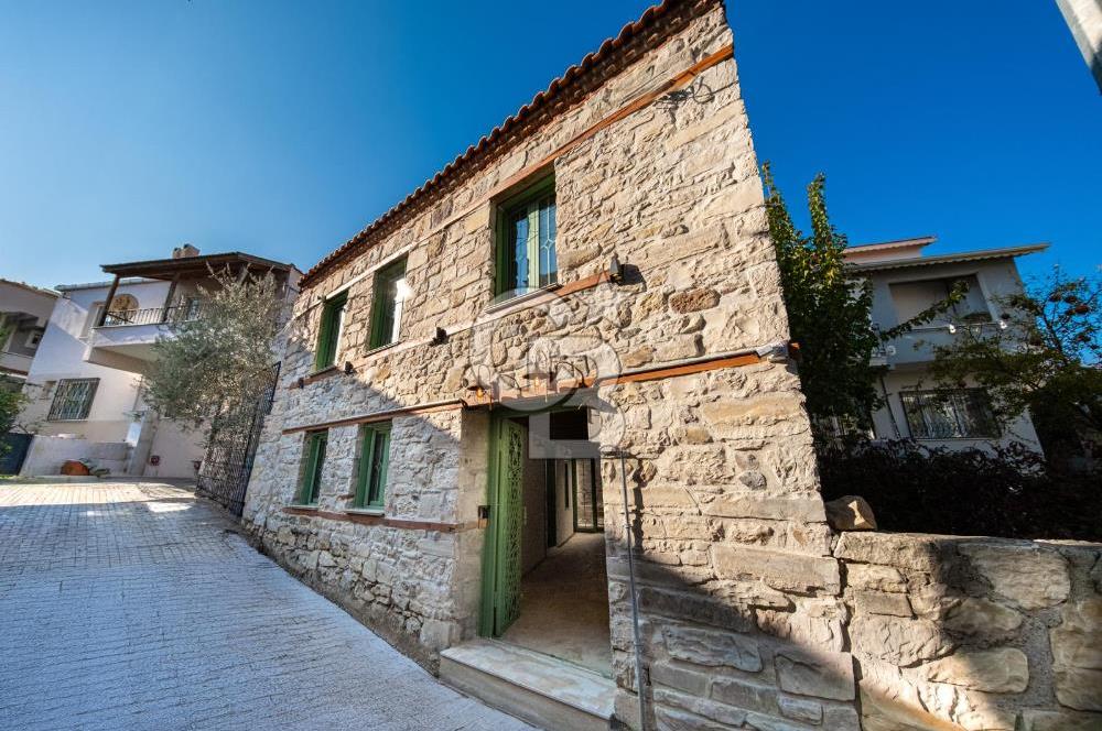 URLA SANAT SOKAĞINDA RENOVE EDİLMİŞ SATILIK TAŞ EV
