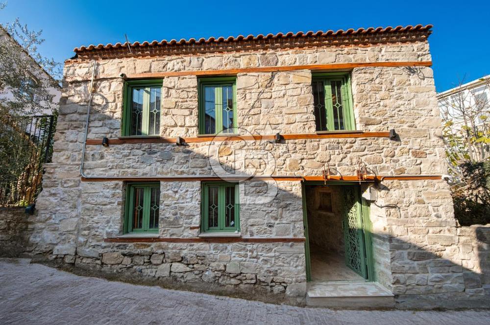 URLA SANAT SOKAĞINDA RENOVE EDİLMİŞ SATILIK TAŞ EV