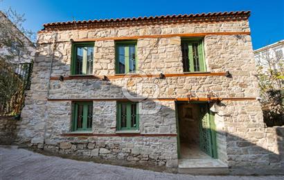 URLA SANAT SOKAĞINDA RENOVE EDİLMİŞ SATILIK TAŞ EV