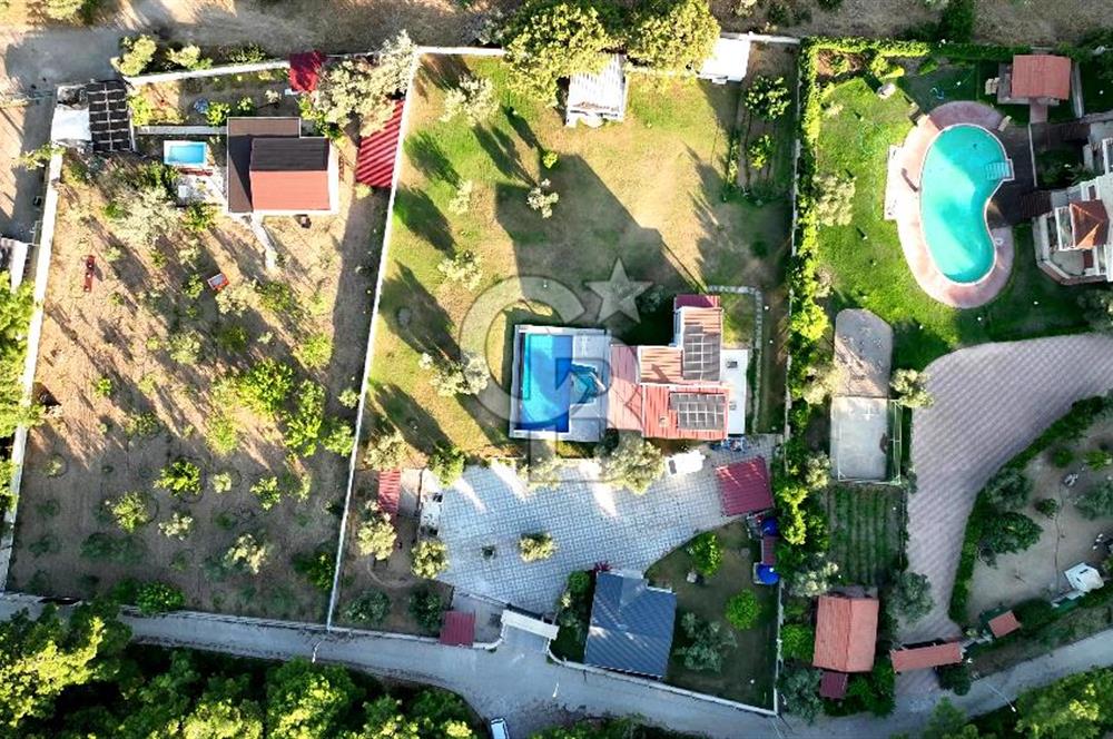 Urla Çeşmealtında 3.813 m² İçinde Deniz Manzaralı Villa Satılık