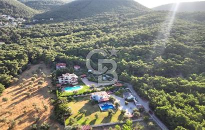 Urla Çeşmealtında 3.813 m² İçinde Deniz Manzaralı Villa Satılık