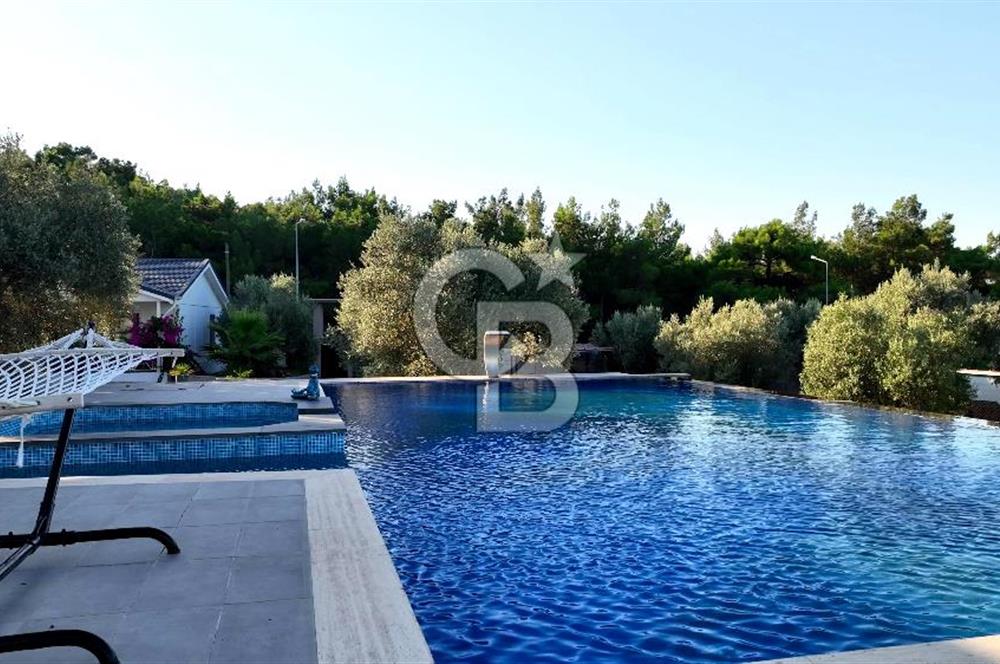 Urla Çeşmealtında 3.813 m² İçinde Deniz Manzaralı Villa Satılık