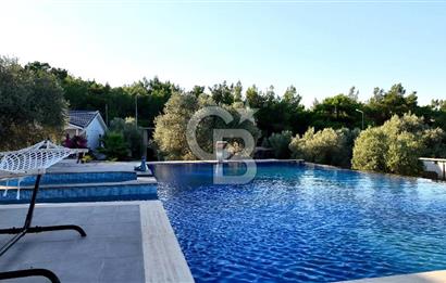 Urla Çeşmealtında 3.813 m² İçinde Deniz Manzaralı Villa Satılık
