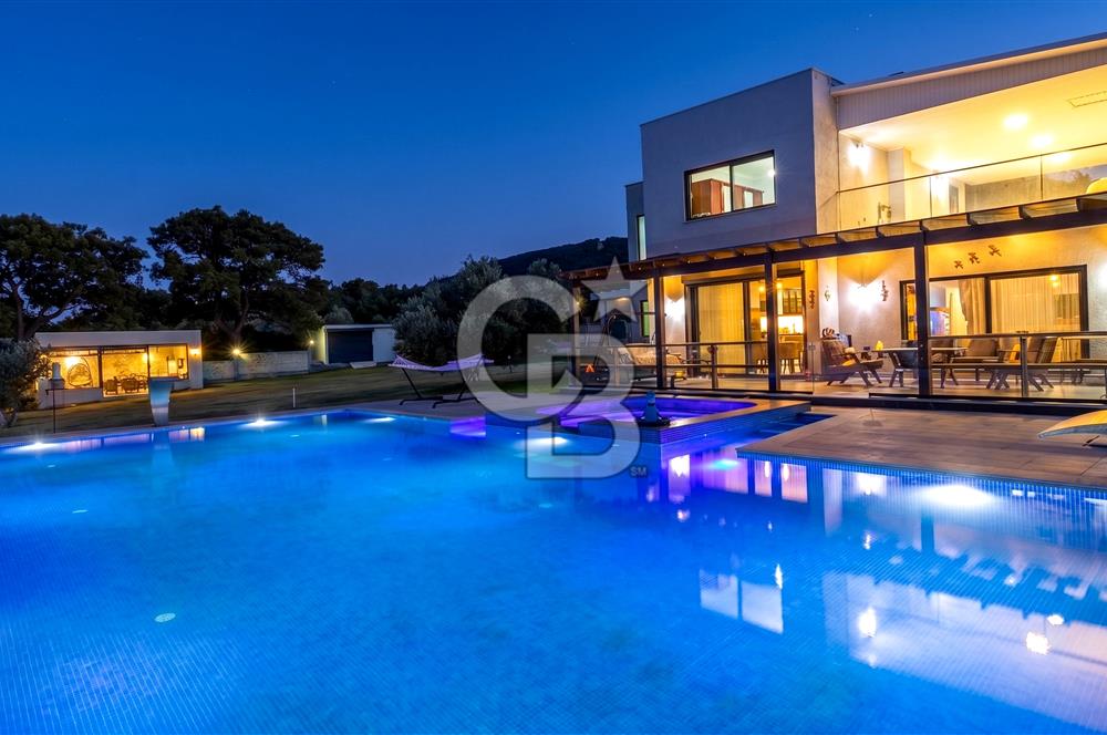 Urla Çeşmealtında 3.813 m² İçinde Deniz Manzaralı Villa Satılık