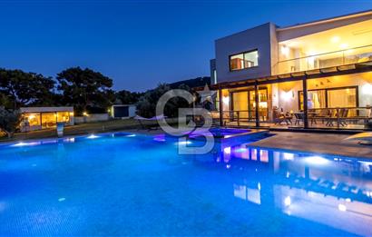 Urla Çeşmealtında 3.813 m² İçinde Deniz Manzaralı Villa Satılık