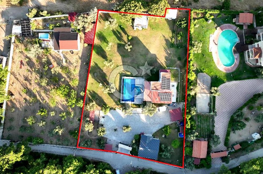 Urla Çeşmealtında 3.813 m² İçinde Deniz Manzaralı Villa Satılık