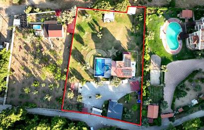 Urla Çeşmealtında 3.813 m² İçinde Deniz Manzaralı Villa Satılık