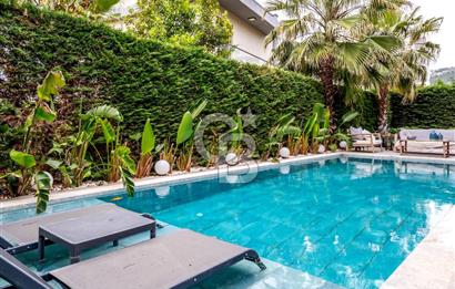 Güzelbahçe Yelki'de Site İçinde Havuzlu Lüks Villa Satılık