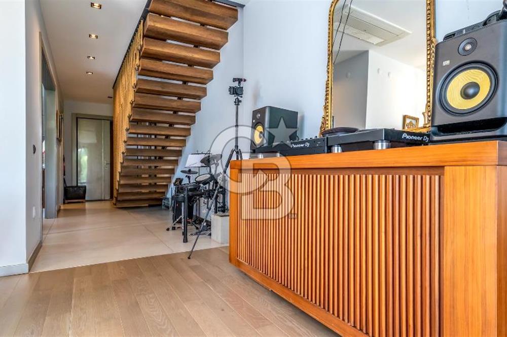 Güzelbahçe Yelki'de Site İçinde Havuzlu Lüks Villa Satılık