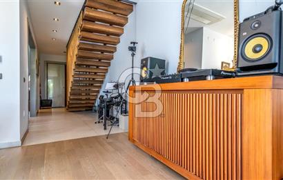 Güzelbahçe Yelki'de Site İçinde Havuzlu Lüks Villa Satılık