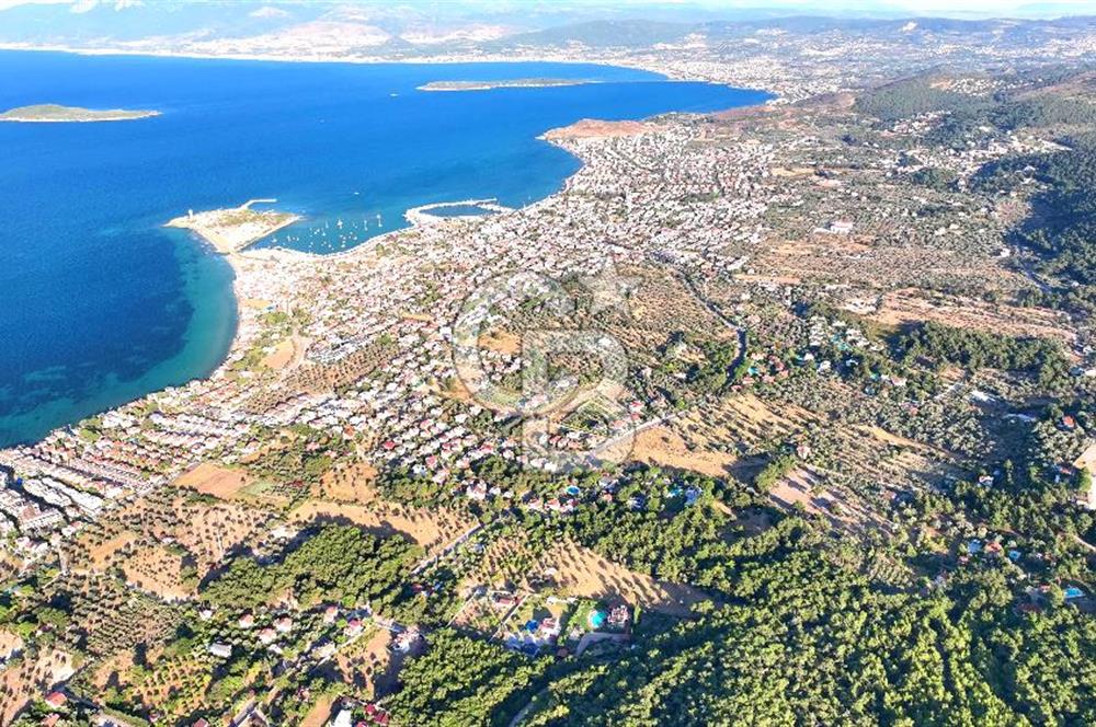 Urla Çeşmealtında 3.813 m² İçinde Deniz Manzaralı Villa Satılık