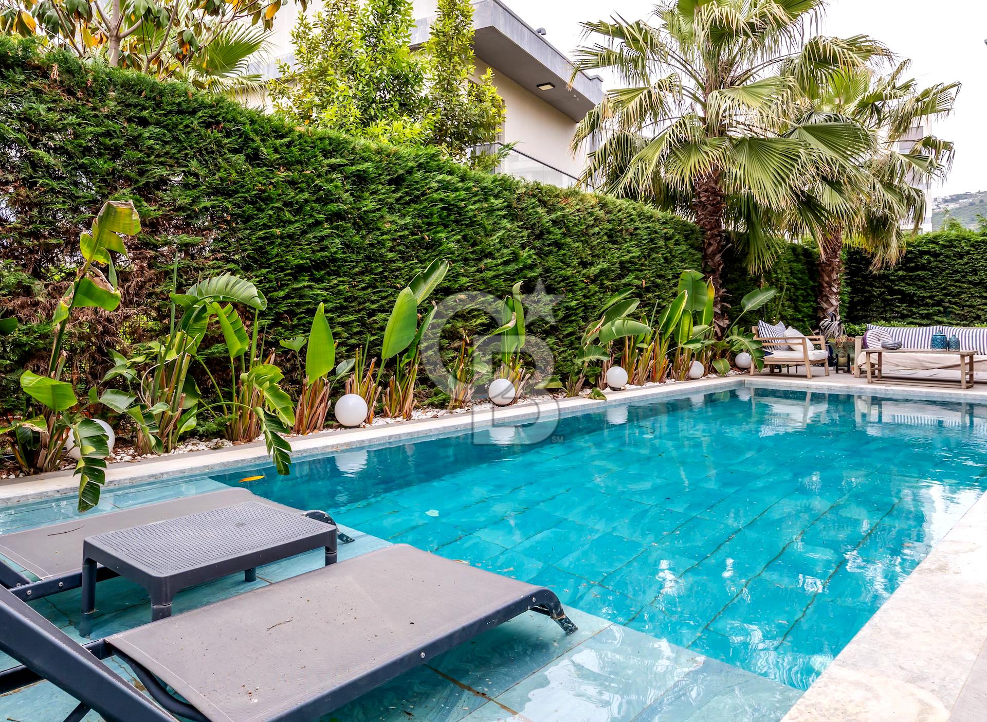 Güzelbahçe Yelki'de Site İçinde Havuzlu Lüks Villa Satılık