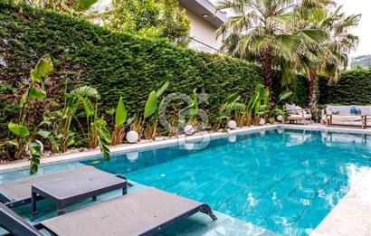 Güzelbahçe Yelki'de Site İçinde Havuzlu Lüks Villa Satılık