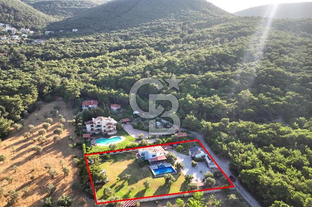 Urla Çeşmealtında 3.813 m² İçinde Deniz Manzaralı Villa Satılık