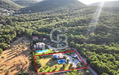 Urla Çeşmealtında 3.813 m² İçinde Deniz Manzaralı Villa Satılık