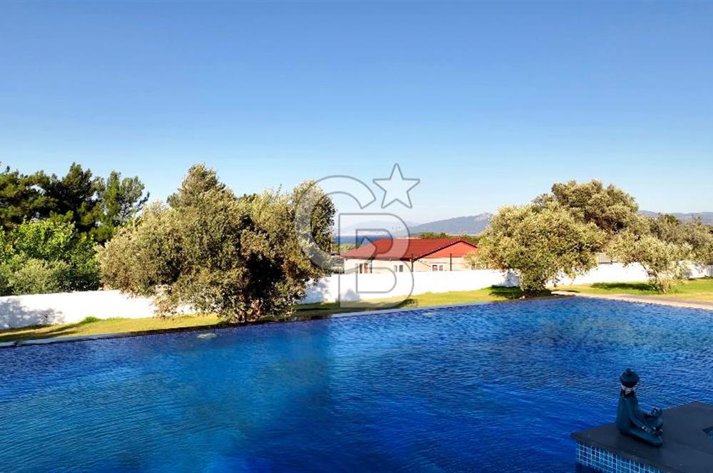 Urla Çeşmealtında 3.813 m² İçinde Deniz Manzaralı Villa Satılık