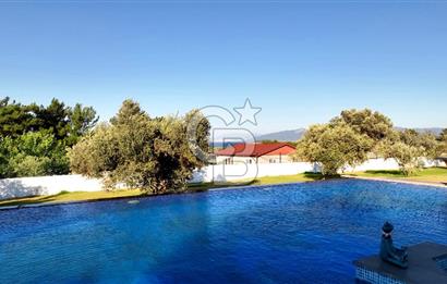 Urla Çeşmealtında 3.813 m² İçinde Deniz Manzaralı Villa Satılık