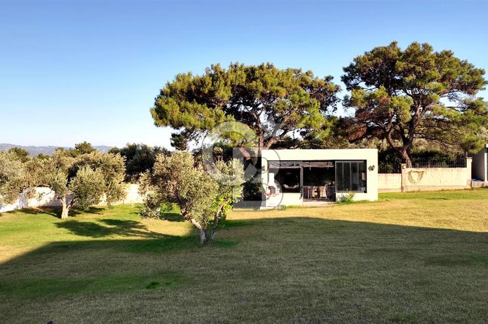 Urla Çeşmealtında 3.813 m² İçinde Deniz Manzaralı Villa Satılık