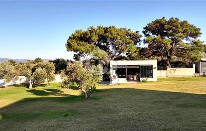 Urla Çeşmealtında 3.813 m² İçinde Deniz Manzaralı Villa Satılık