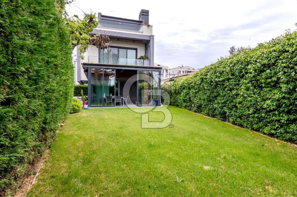 Güzelbahçe Yelki'de Site İçinde Havuzlu Lüks Villa Satılık