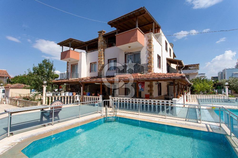Yenifoça Gencelli'de Satılık Bahçeli 4+1 Tripleks Villa