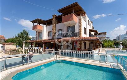Yenifoça Gencelli'de Satılık Bahçeli 4+1 Tripleks Villa