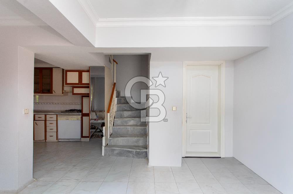 Yenifoça Gencelli'de Satılık Bahçeli 4+1 Tripleks Villa