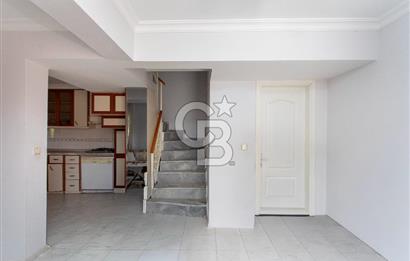 Yenifoça Gencelli'de Satılık Bahçeli 4+1 Tripleks Villa