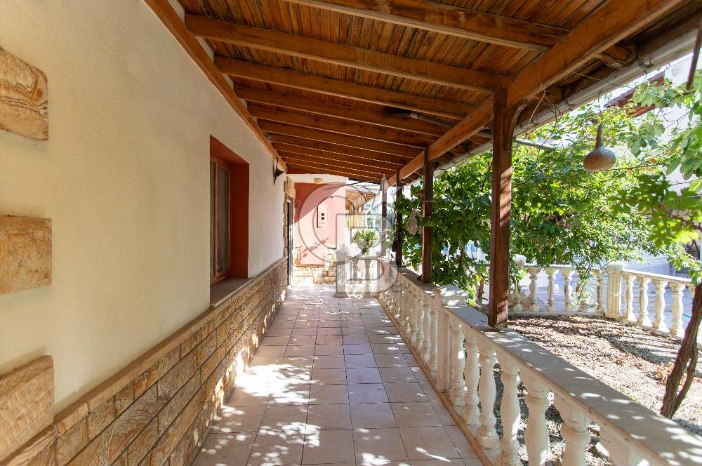 Yenifoça Gencelli'de Satılık Bahçeli 4+1 Tripleks Villa