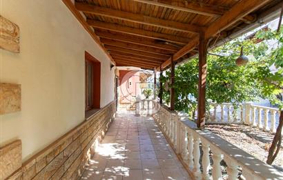 Yenifoça Gencelli'de Satılık Bahçeli 4+1 Tripleks Villa
