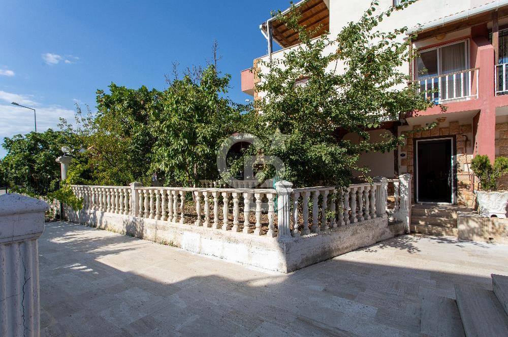 Yenifoça Gencelli'de Satılık Bahçeli 4+1 Tripleks Villa