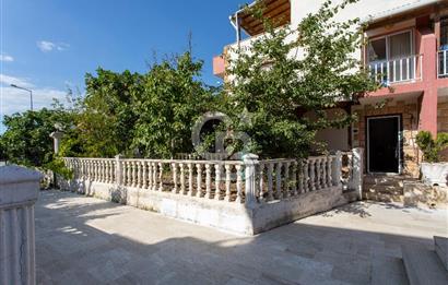 Yenifoça Gencelli'de Satılık Bahçeli 4+1 Tripleks Villa
