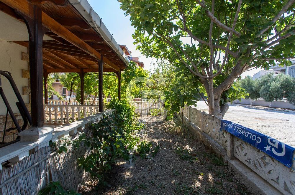 Yenifoça Gencelli'de Satılık Bahçeli 4+1 Tripleks Villa