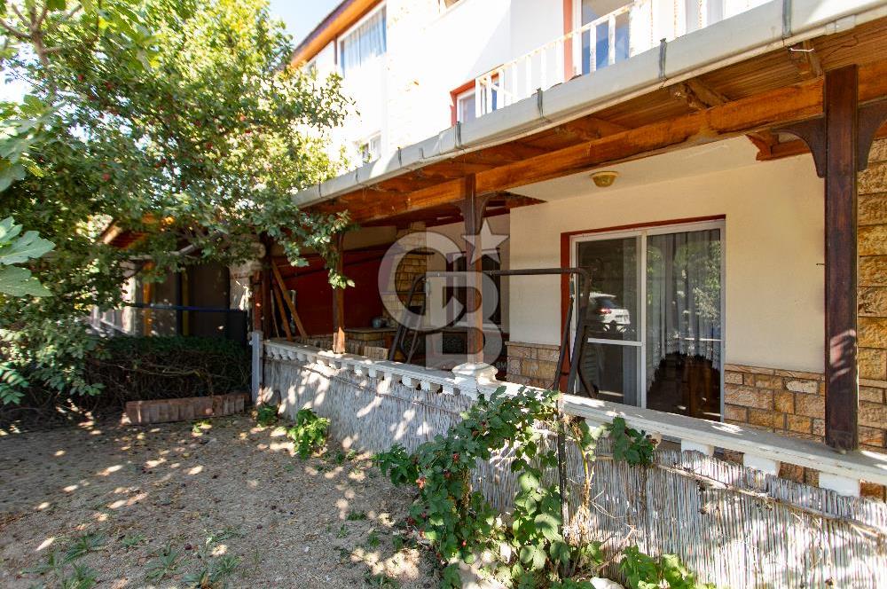 Yenifoça Gencelli'de Satılık Bahçeli 4+1 Tripleks Villa