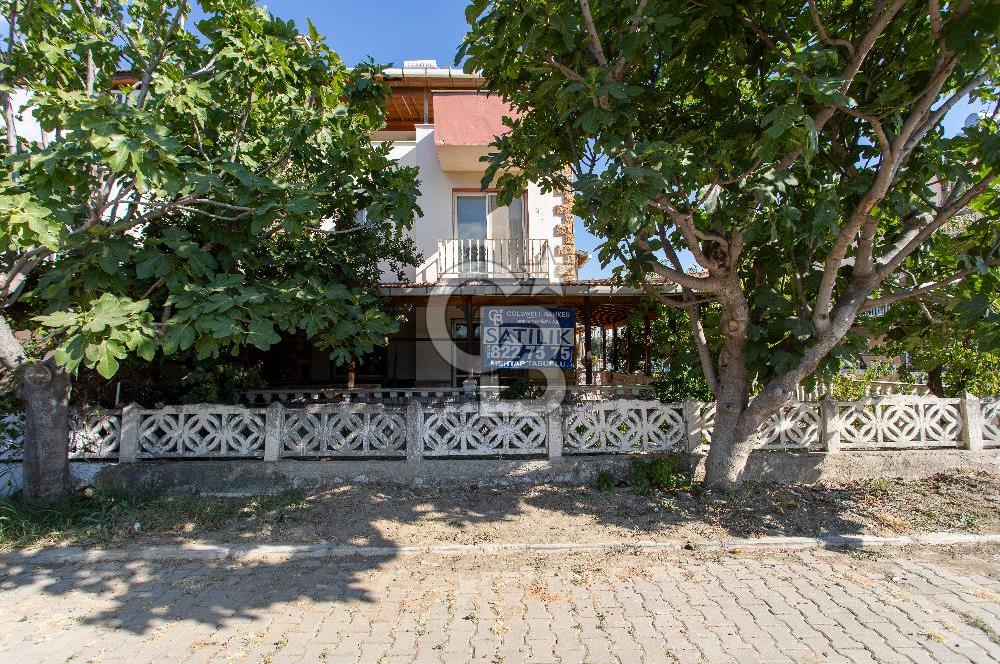 Yenifoça Gencelli'de Satılık Bahçeli 4+1 Tripleks Villa