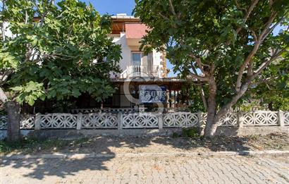 Yenifoça Gencelli'de Satılık Bahçeli 4+1 Tripleks Villa