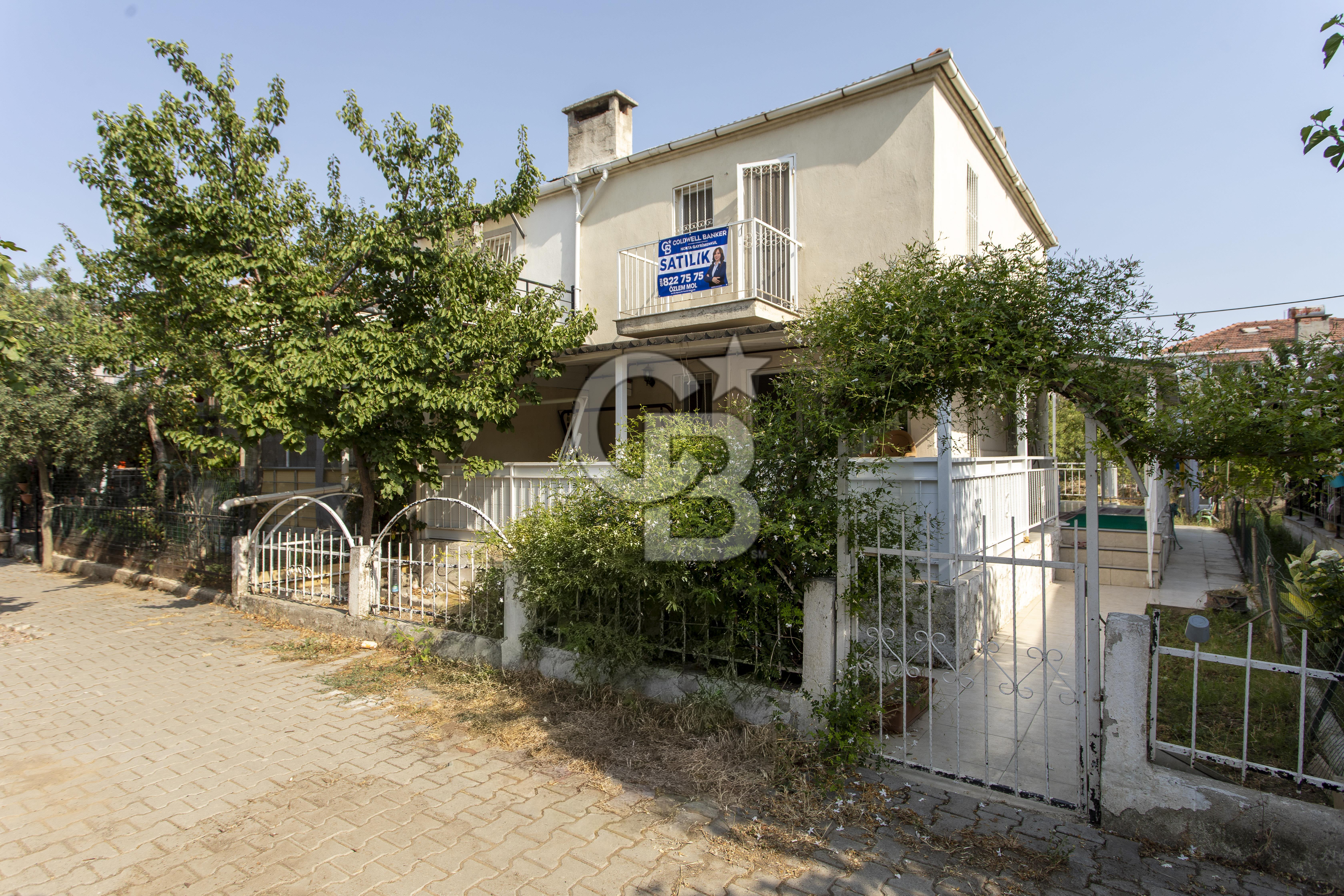 FOÇA GENCELLİ’DE DENİZE 50 METRE MESAFEDE SATILIK 3+1 BAHÇELİ DUBLEKS