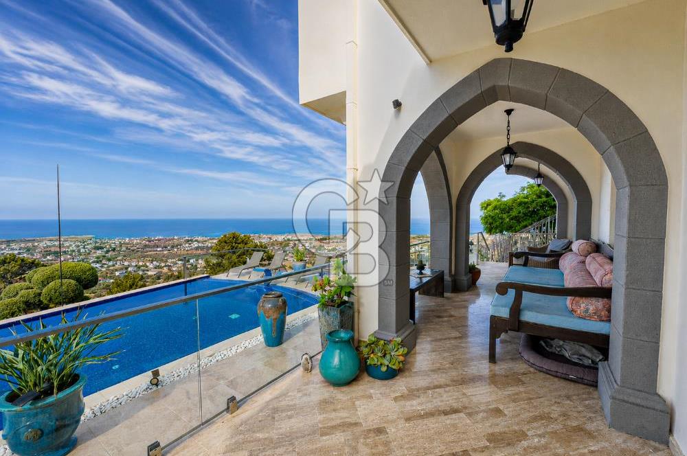 Kıbrıs Girne Karşıyaka'da Deniz Manzaralı Satılık Lüks Villa