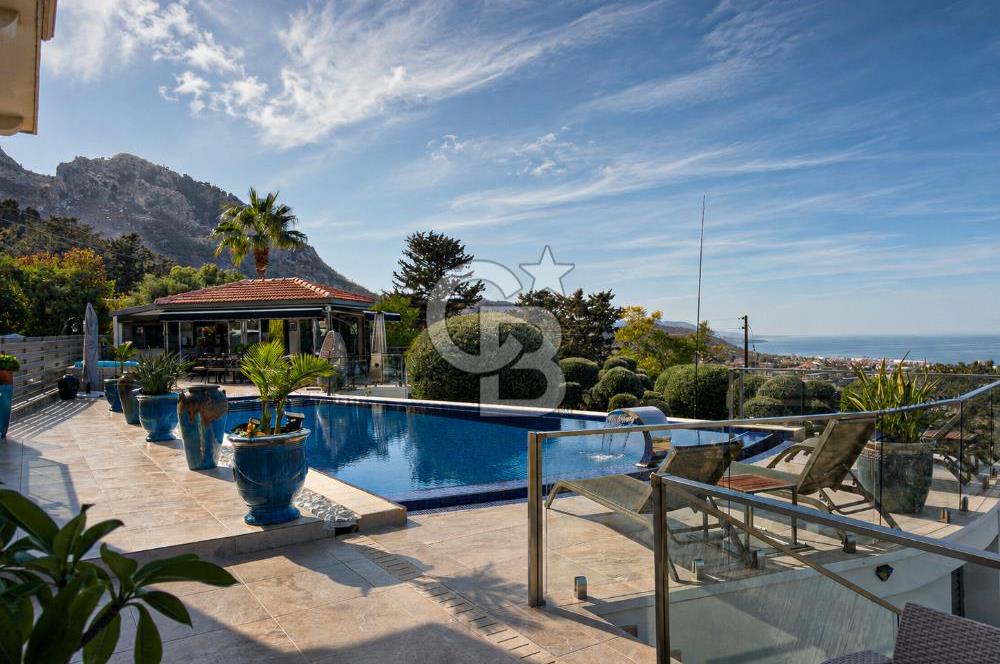 Kıbrıs Girne Karşıyaka'da Deniz Manzaralı Satılık Lüks Villa